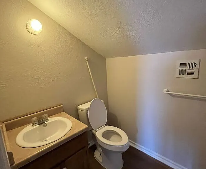 3611 N Drexel Blvd — Photo 11