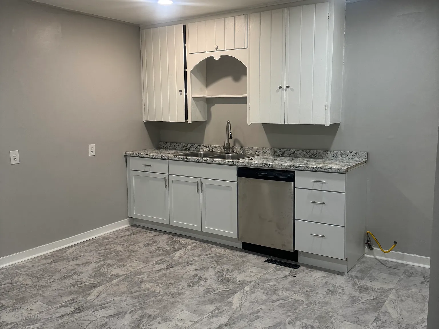 3 bed, 864 sqft, $1,200 — Photo 3