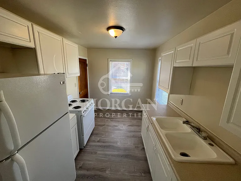 2904 Lincoln St — Photo 3