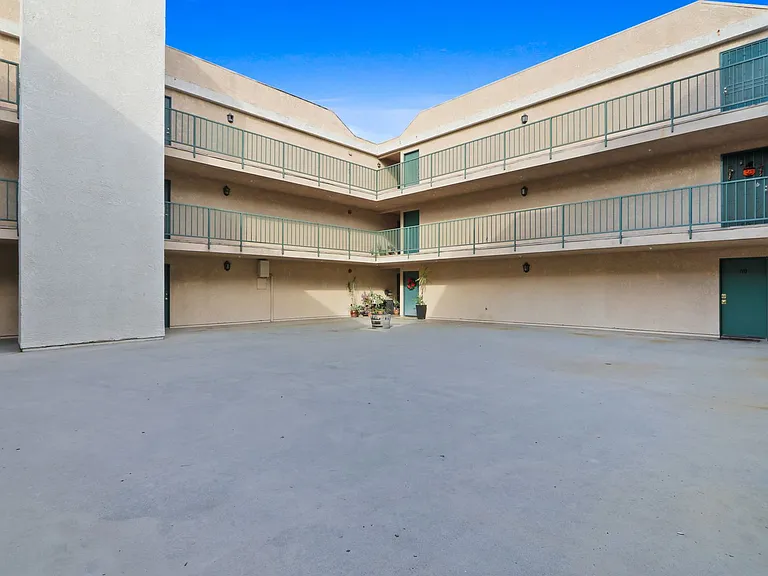 Bush Apartments — Photo 16