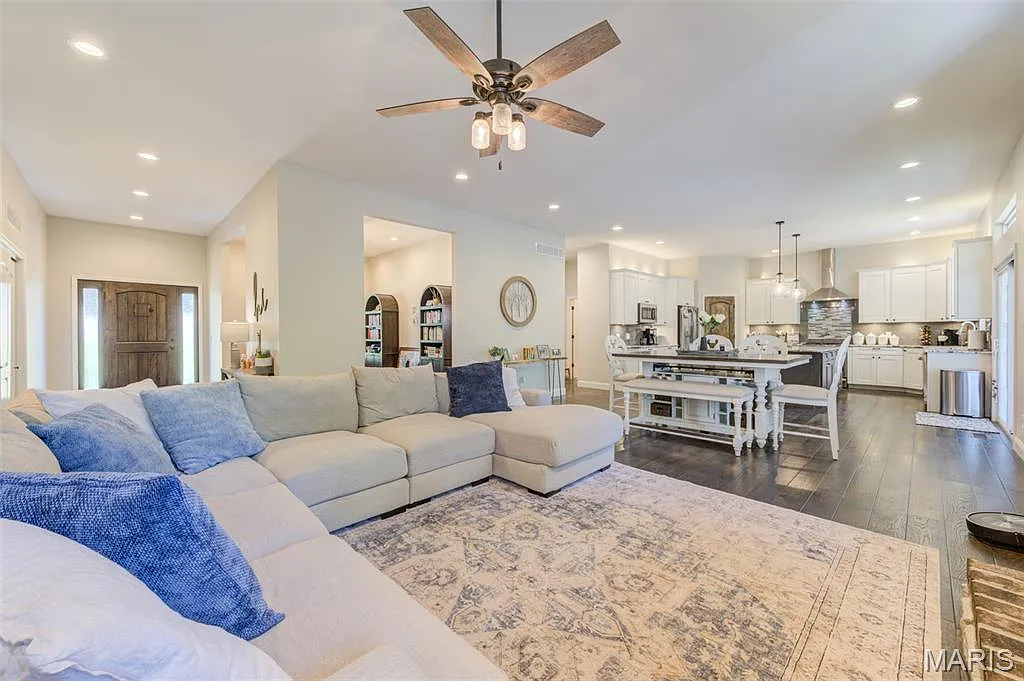 4 bed, 3.5 bath, 4394 sqft, $5,750 — Photo 2