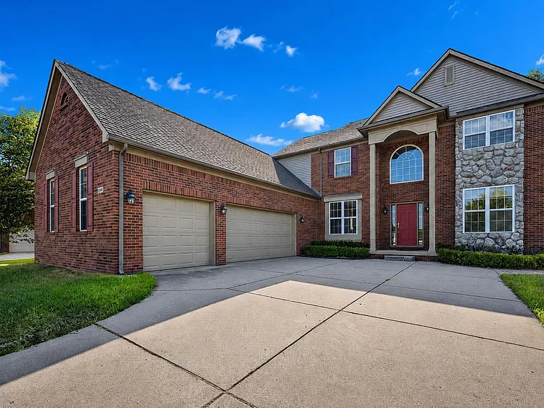 699 Bay Pointe Dr — Photo 1