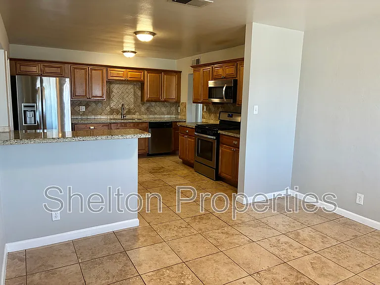 1041 W 18th St — Photo 6