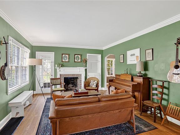 5th image of 954 Sylvan Pl SW