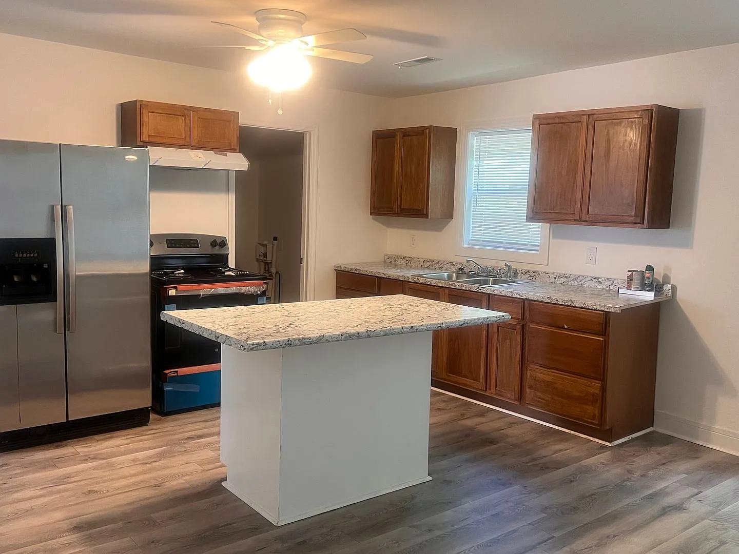 Three Bedroom Two Bathroom House — Photo 4