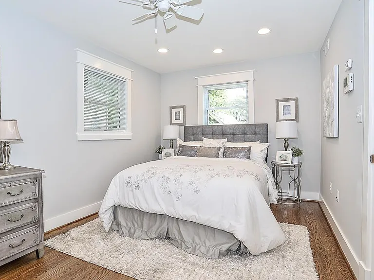 King size bed fits in bedroom