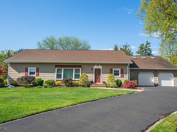 2nd image of 18 Stonewyck Dr