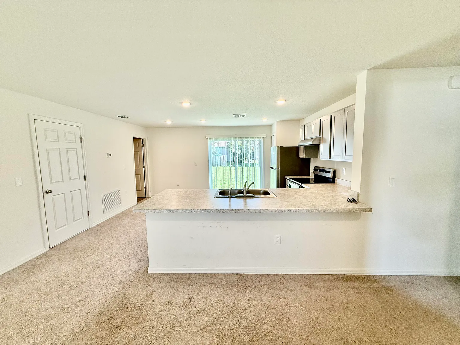 3 bed, 2.0 bath, 1233 sqft, $2,400 — Photo 4