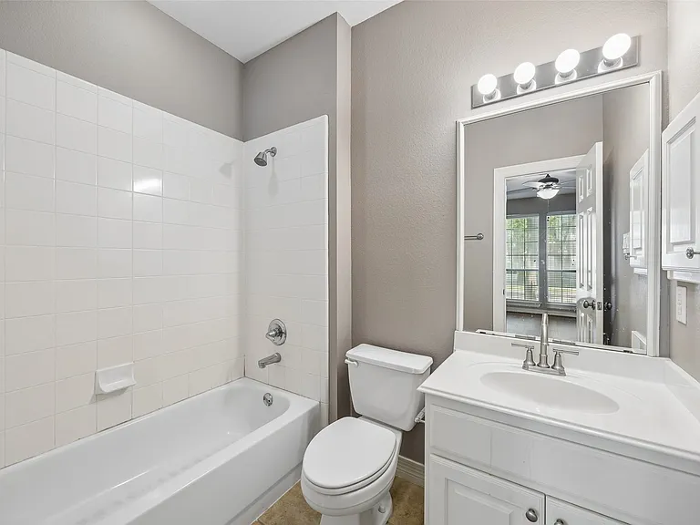 3943 N Hall St — Photo 14