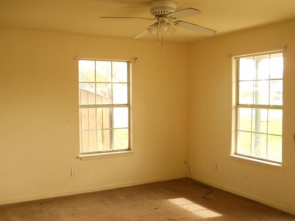 3rd image of 209 E 4th St