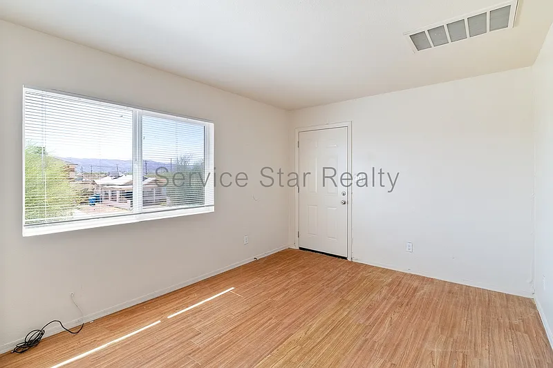 2 bed, 1.0 bath, 621 sqft, $899 — Photo 2