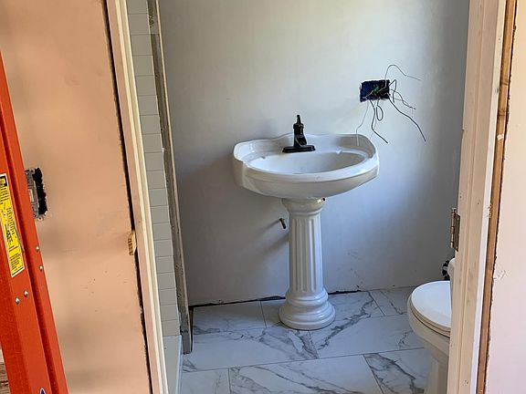 3/4 Bath with stand up shower