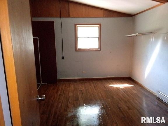 5th image of 223 Edinburg Ave