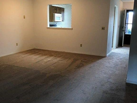 5th image of 8 Eleanor Ln