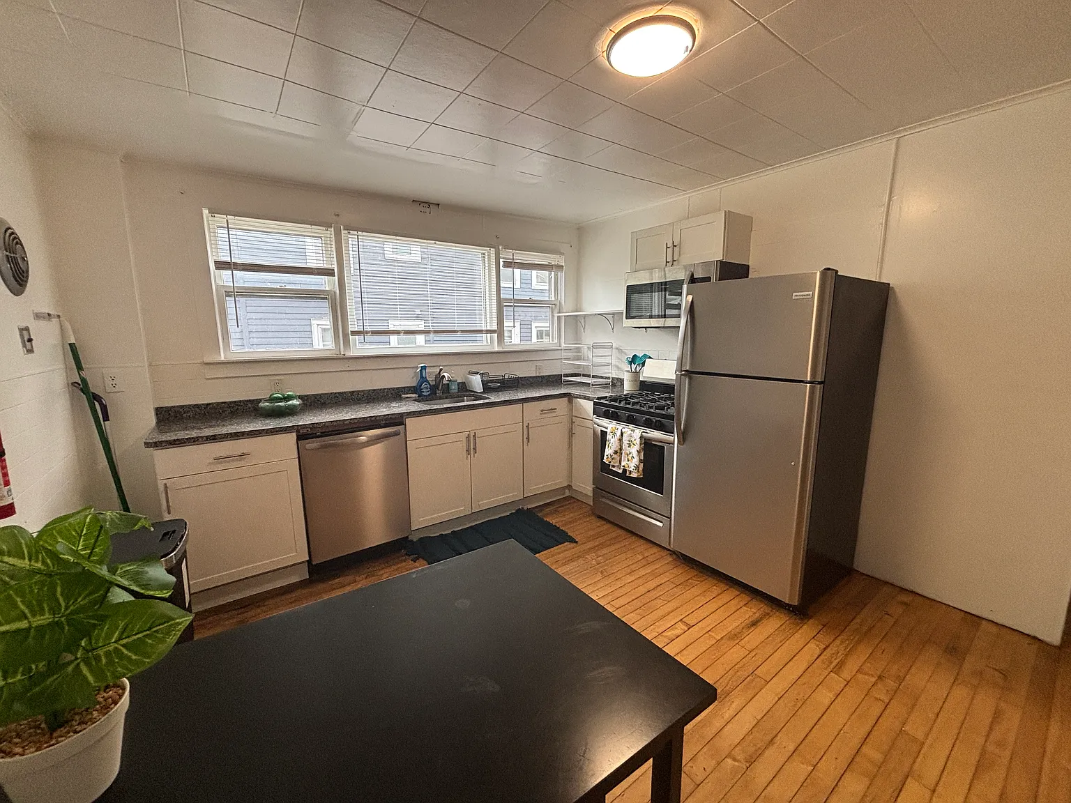 4 bed, 2000 sqft, $3,300 — Photo 3