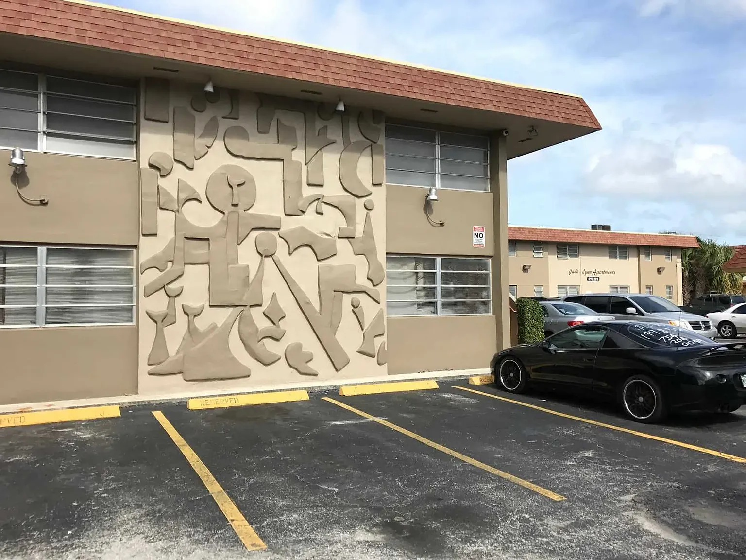 Jade-Lynn Apartments — Photo 1