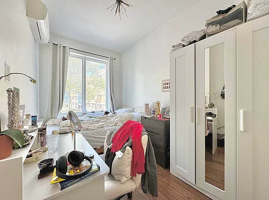 Bedroom, photo 1