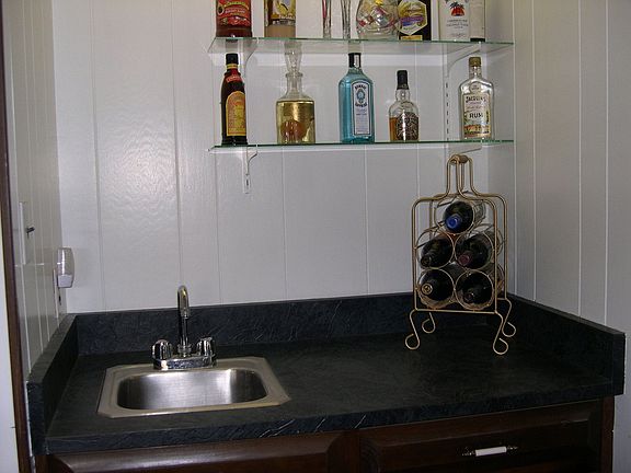 Wet bar in fam. rm
