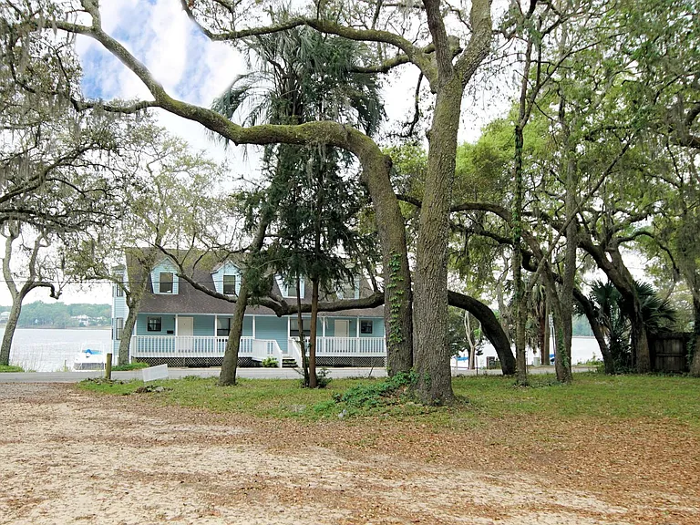 561 Bayshore Dr — Photo 2