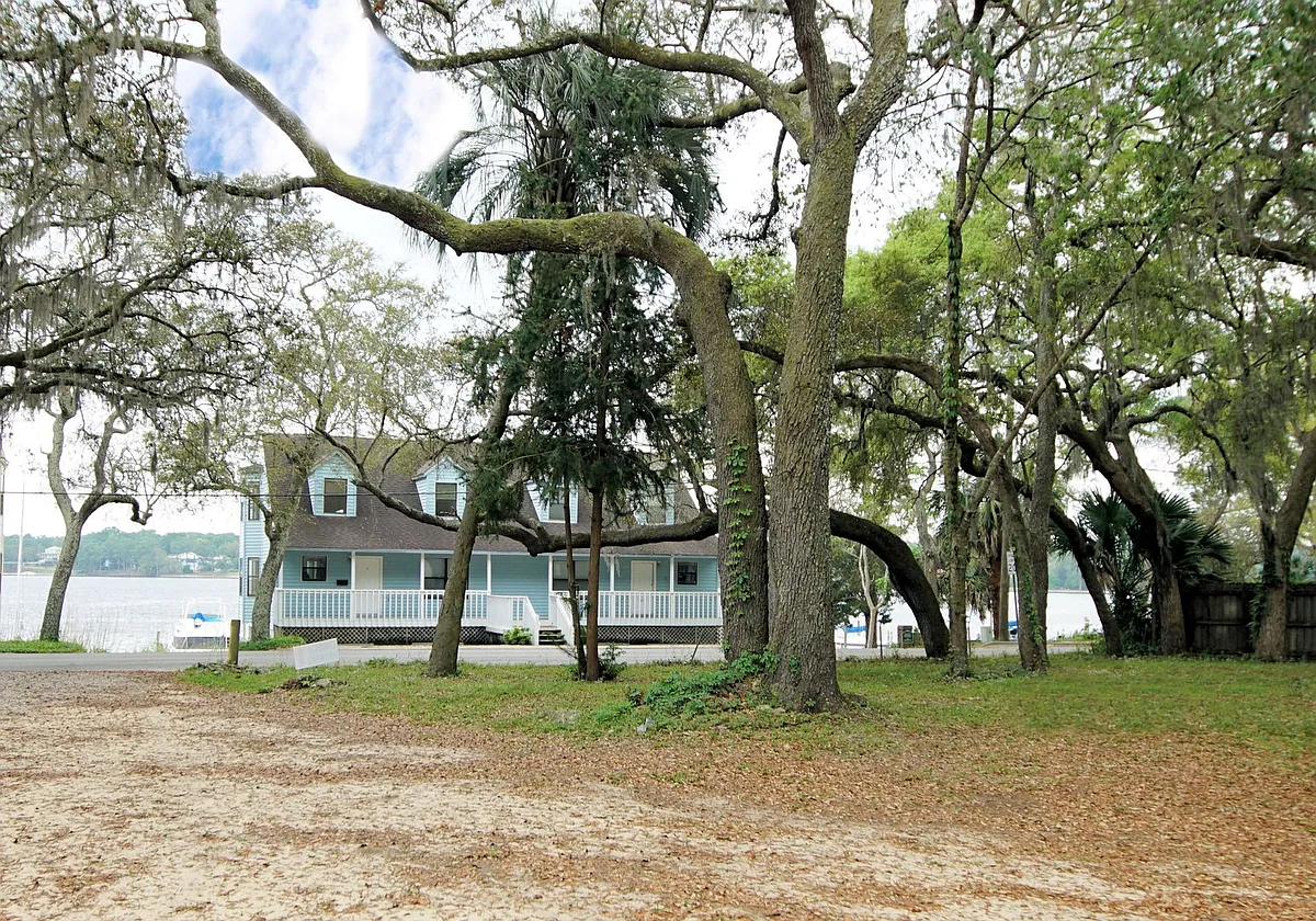 Building Photo - 561 Bayshore Dr