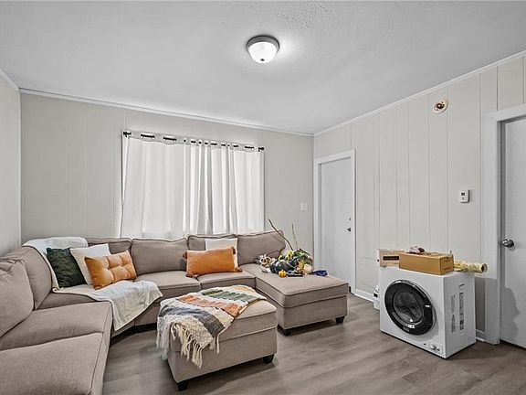 4th image of 35 Laurel St