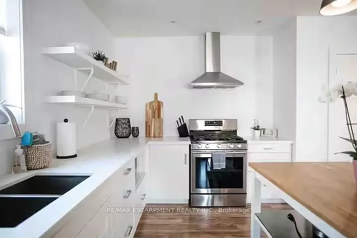 426 Wilson St E #1 — Photo 8