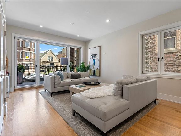 2nd image of 2023 W Augusta Blvd #1W