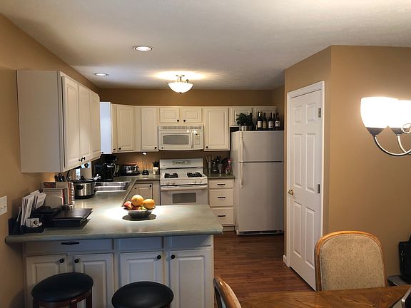 Kitchen / Dining Area 