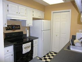 Sparkling Kitchen with Breakfast Bar & Pantry/Utility Room