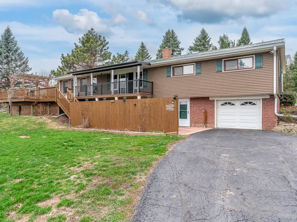 6887 Colonial Ave, Bettendorf, IA 52722