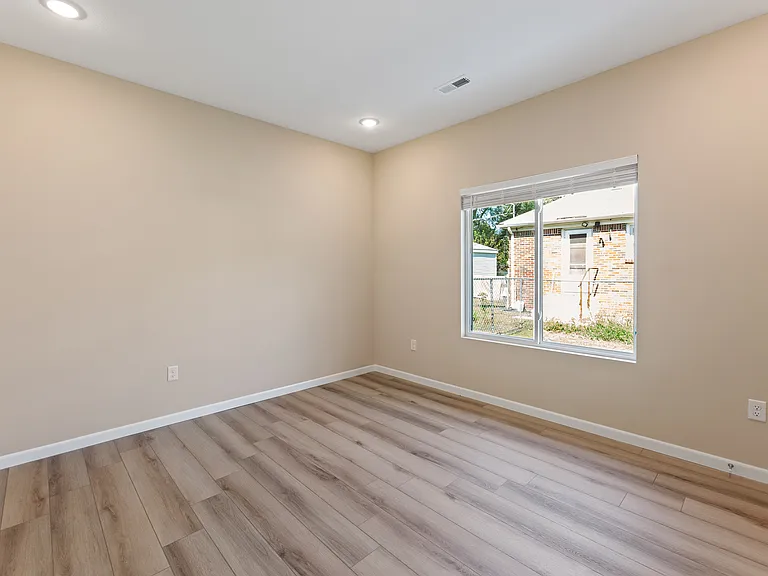 1835 S Glenn St — Photo 12