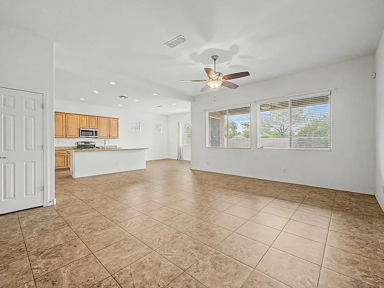 1133 E Buckingham Ave — Photo 4