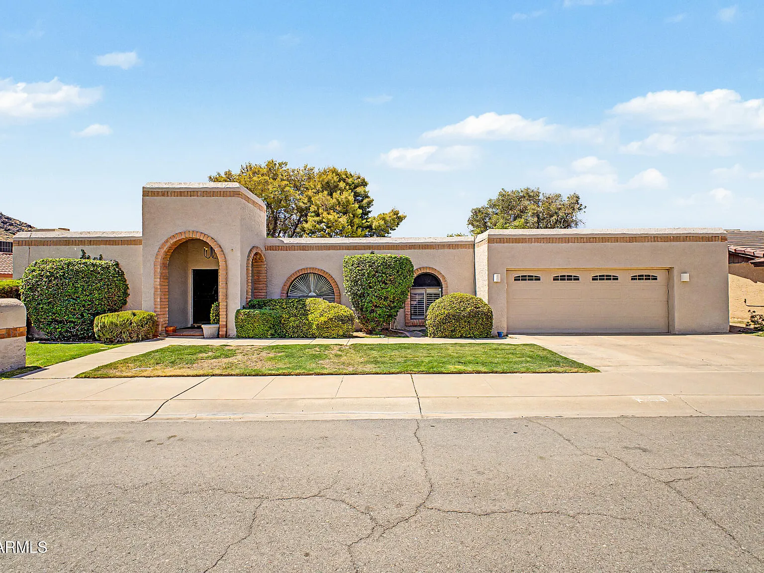 4 bed, 2.0 bath, 2859 sqft, $2,600 — Photo 1