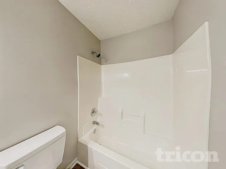 910 Claiborne Ln — Photo 16