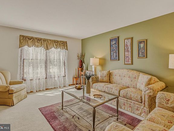 4th image of 8 Rothschild Ct