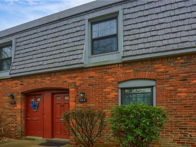 444 Country View Ct, Pittsburgh, PA, 15205