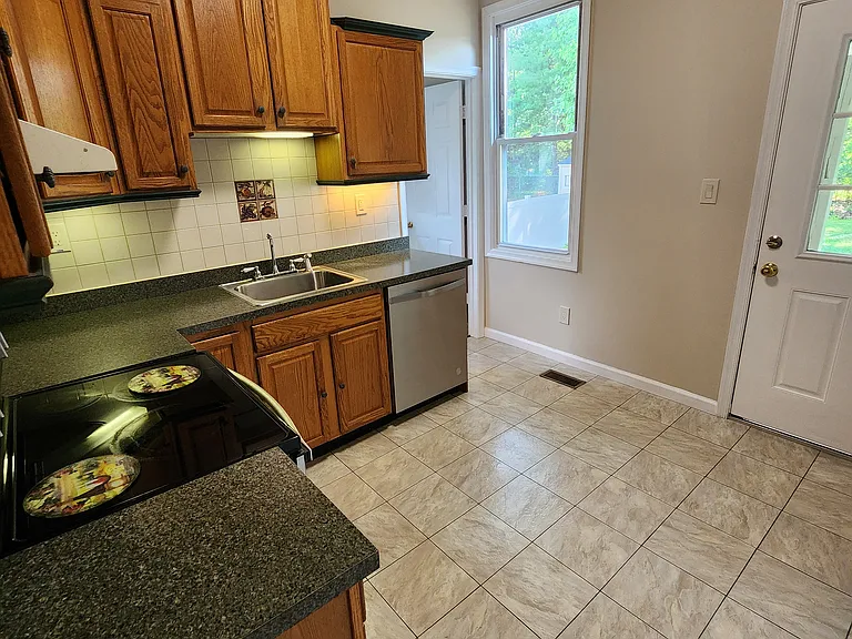 554 Parkvale Ave — Photo 16