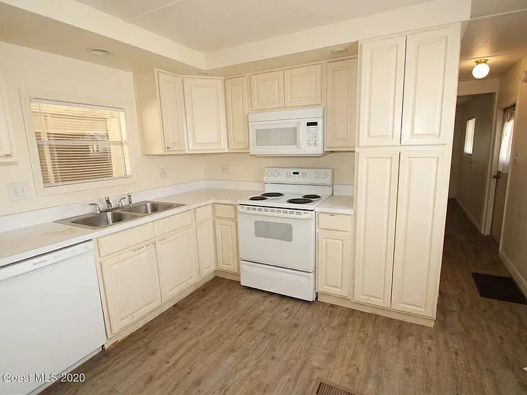 2516 Haverhill Rd NE — Photo 3