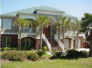 412 Old Village Dr, Pinopolis, SC 29469