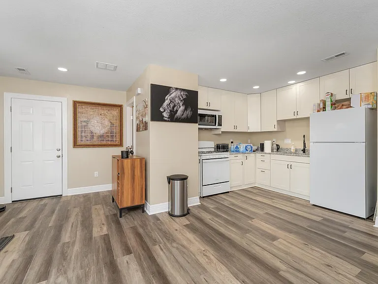 118 N Florence St #300 — Photo 4