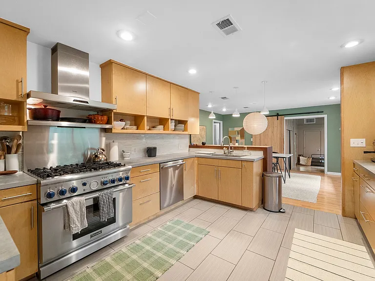 Open kitchen to dining