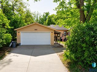 805 S Sycamore Ave, Sioux Falls, SD 57110