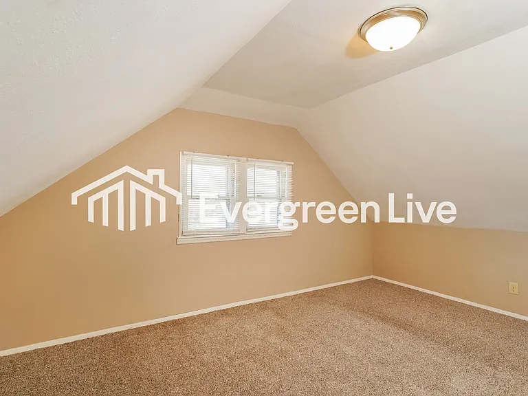 4418 N 57th St — Photo 10