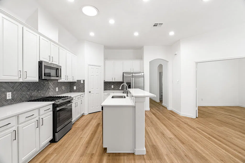3 bed, 1956 sqft, $2,900 — Photo 4
