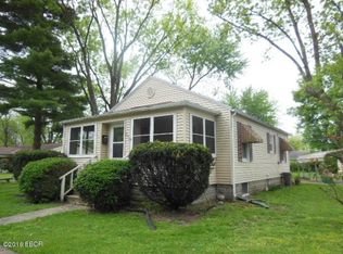 304 E 4th St, Flora, IL 62839