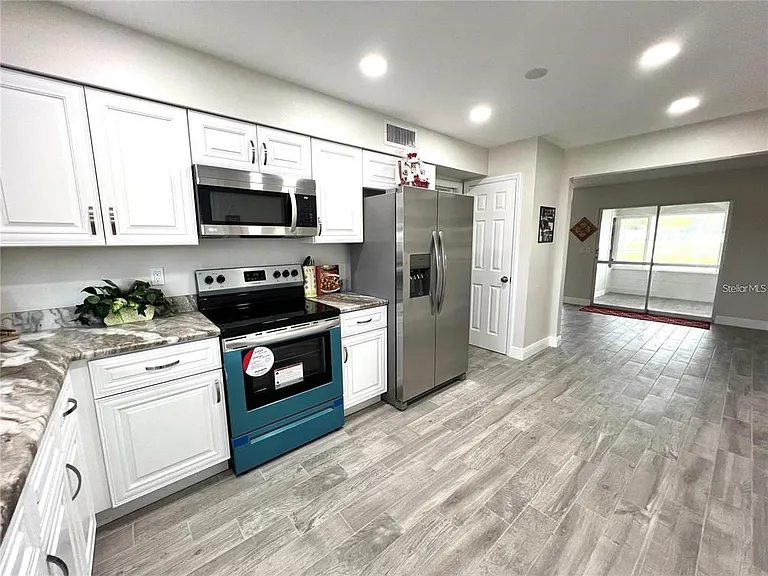 912 La Jolla Ave — Photo 10