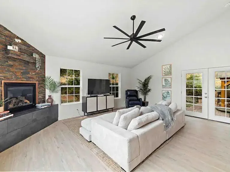 570 Guadalupe Dr — Photo 4