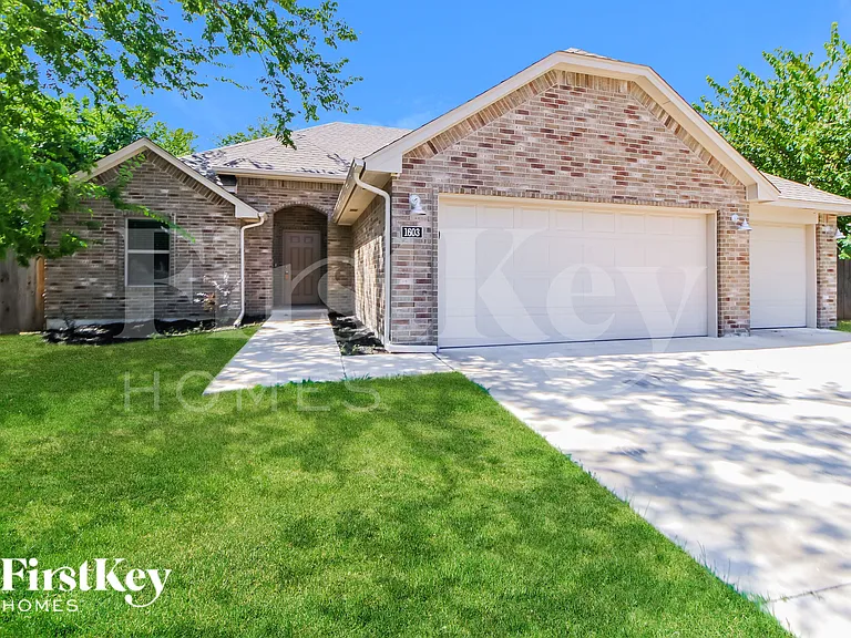 1603 Village Dr — Photo 2