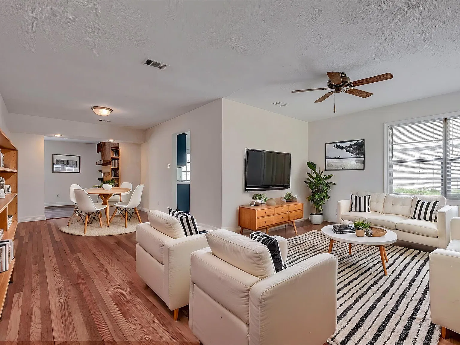 2 bed, 1.0 bath, 1213 sqft, $2,400 — Photo 4
