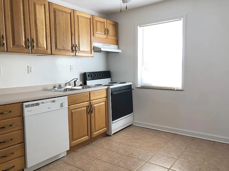 108 Elizabeth St — Photo 2